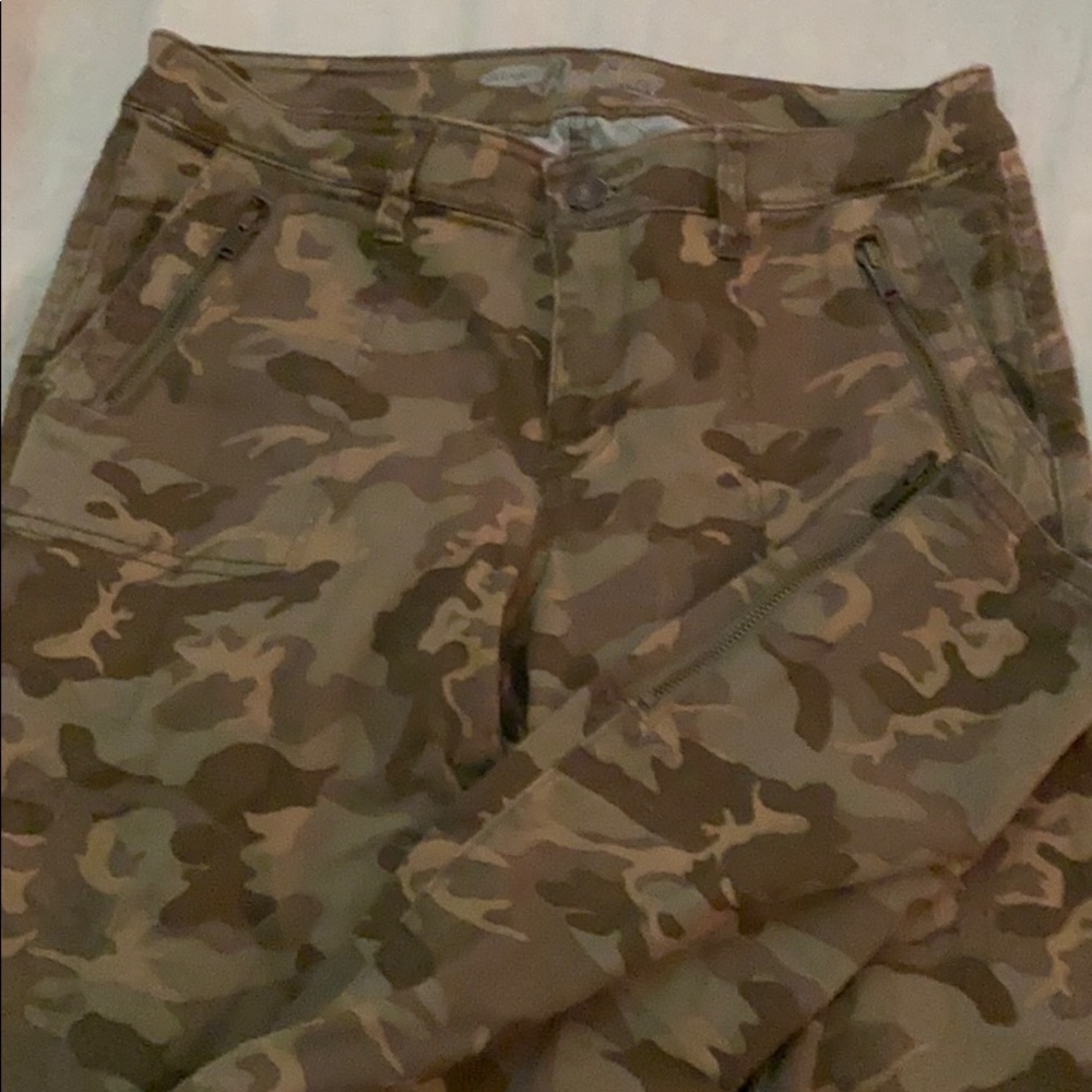 Camo skinny zipper pants